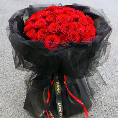 汕尾33朵红玫瑰黑色包装，此花表真心