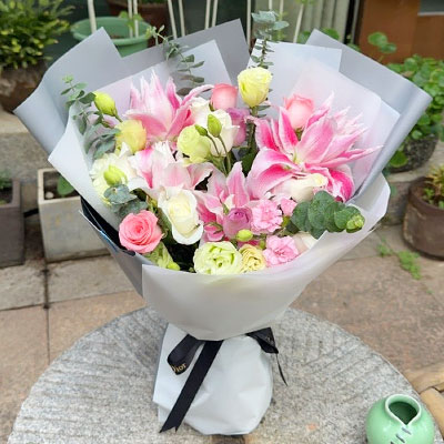 汕尾9朵玫瑰混搭百合，爱恋纯真无邪
